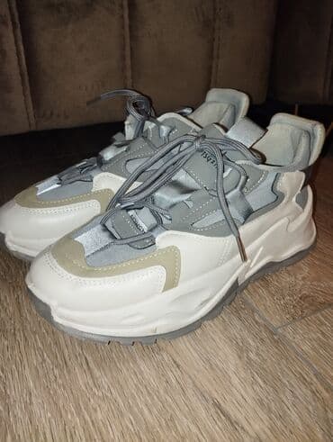 Səndəl və şəp-şüplər: Unisex idman ayaqqabısı

Qeyd: 1 dəfə geyinilib — 2