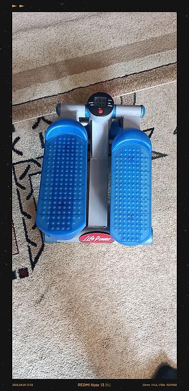 sport trenajor: Life Power mini stepper – evdə kardio və ayaq məşqləri üçün kompakт — 2
