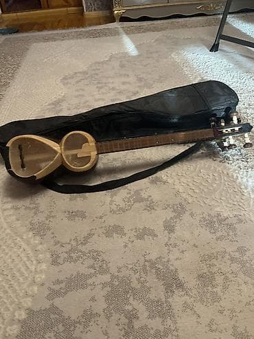 türk sazı: Tar (Azərbaycan tarı) və çantası - Korpus: iki gövdəli klassik — 1