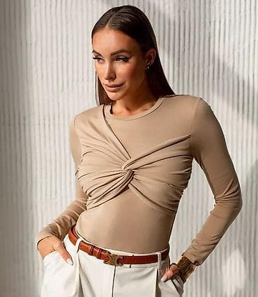 Qadın uzunqol bluz – bədənəoturan, krem-bej rəng. - Model: Ön hissədə
