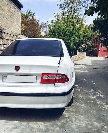 turbo az quba masinlar: Ağ rəngli sedan avtomobil - Korpus: 4 qapılı sedan, ağ rəng, qara — 5