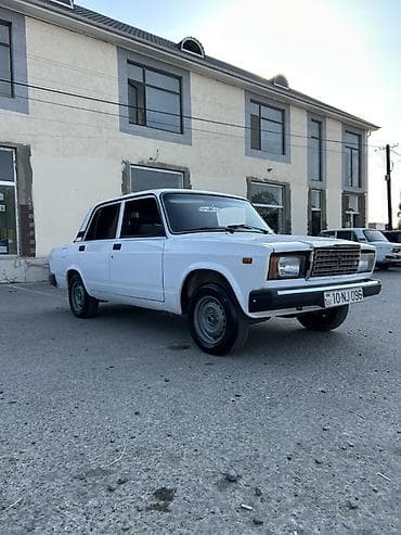 kardan: VAZ 2107 sedan – ağ rəng, 4 qapı, arxa ötürücülü klassik model. Xarici — 5