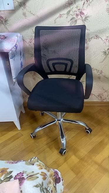 mebel materialı: Ofis kreslosu qara rəngdədir və erqonomik dizayna malikdir. Oturacaq — 1