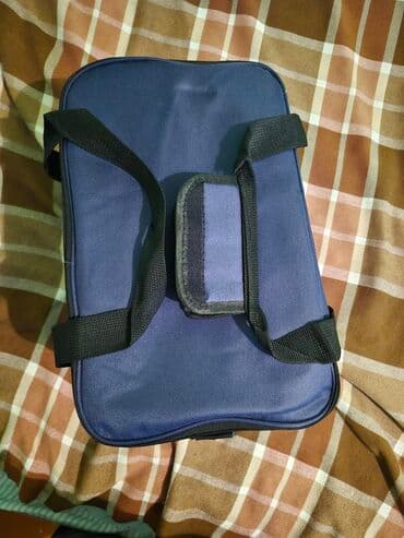 Göy rəngli, termal izolyasiyalı, daşıma üçün əl tutacaqları və çiyin