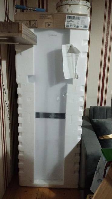 iphone 100 pro max: 2 qapılı Indesit Soyuducu Satılır, rəng - Ağ — 2