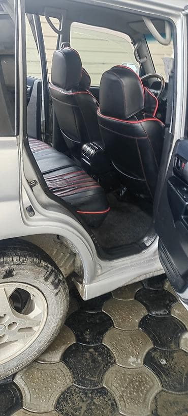 2002 bmw: Mitsubishi Pajero iO, gümüşü rəng, 5 qapılı kompakt SUV. Benzin — 5