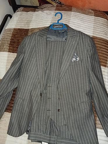 ic geyimi: Kişi üçün zolaqlı üçlü kostyum dəsti - Rəng: tünd boz, incə ağ şaquli — 1