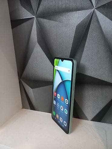 telefonlae: Redmi smartfon. Cihaz açıq mavi rəngdədir və arxa hissəsində böyük — 3