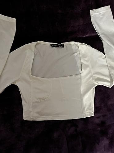 Ağ rəngli qadın topu – uzunqol, kvadrat yaxalı. Qısa (crop) kəsim