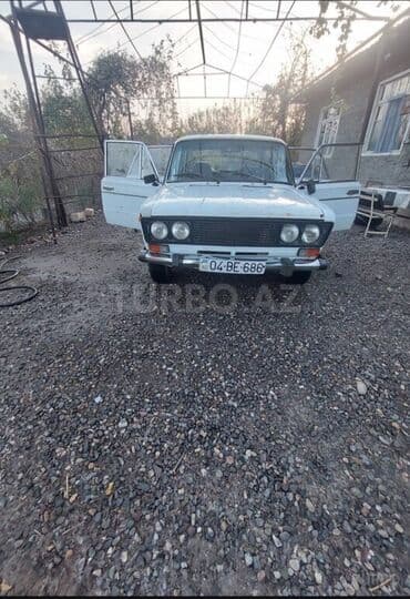 07 maşınlar: Ağ rəngli VAZ-2106 avtomobili. Avtomobilin dörd dairəvi fənəri, qara — 3