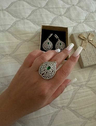 Vereqleyin gumus destdi cox gozeldi zumrud qasla brilyantida var — 2
