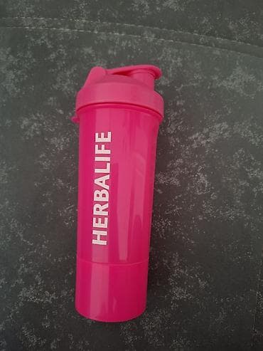 Herbalife shaker qabı Parlaq çəhrayı rəngdə, üzərində “HERBALIFE”