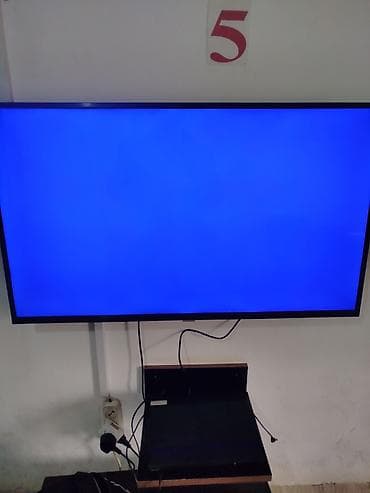 Divar asqılı geniş ekran televizor Komplektə daxildir: - Divara