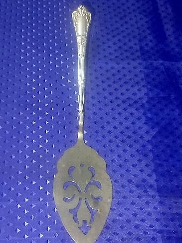 Metal desert/pasta spatulası – oyma deşikli başlıq və klassik naxışlı