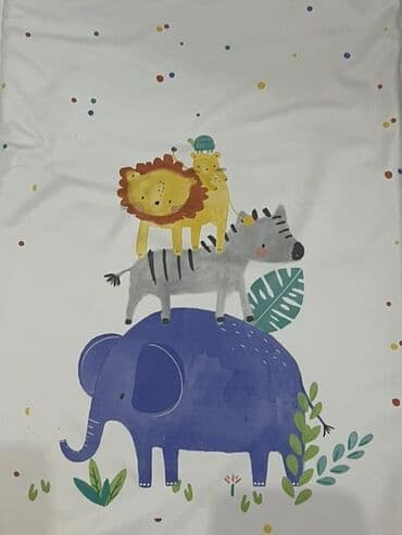 predo usaq bezi: Zürafə, şir, zebra və fil fiqurları ilə bəzədilmiş ağ rəngli körpə — 2