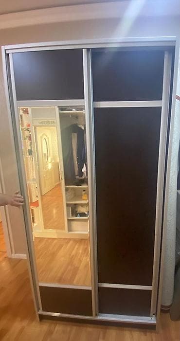 kunc diva: Şkaf-kupе, sürgülü qapılarla. - Rəng: tünd qəhvəyi panellər, alüminium — 1