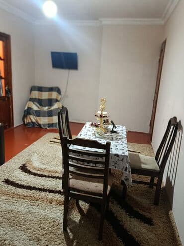 - Döşəmə: laklanmış taxta/laminat tipli döşəmə, - Tavan və divarlar