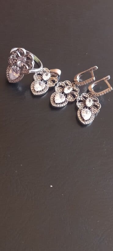 1 грамм золота цена 585 в баку: Gümüş dəst "üzük, sırğa və həmayil" dəsti satılır. Üzüyün ölçüsü 8.5 — 16