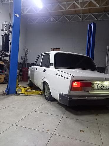 VAZ 2107 sedan – ağ rəng, 4 qapı, arxa ötürücülü. Azərbaycan nömrə