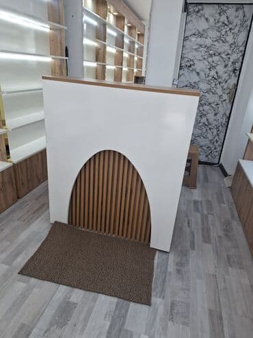 вешалки напольные для одежды оригинальные: Mağaza üçün vitrin və rəf sistemi - İki tərəfli divar boyu modul — 5