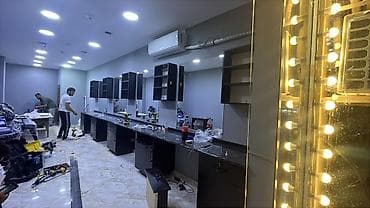 Masazır Qurtuluş 93 de esas yolun kenarında berber salonunda kreslo — 1