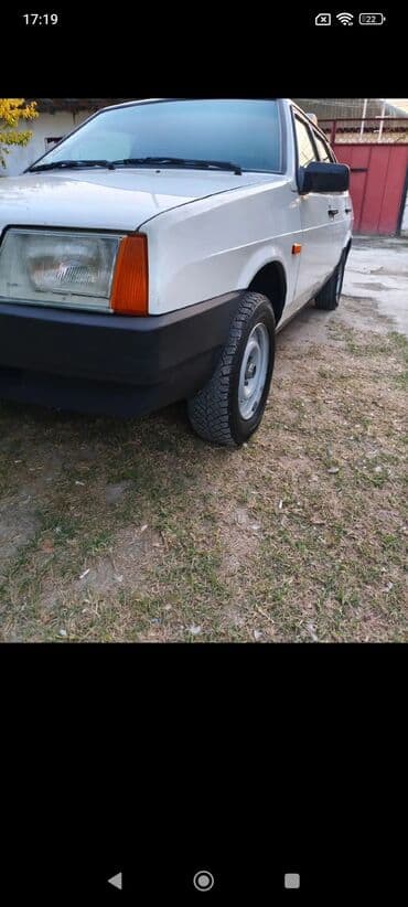 w210 fara şuşəsi: LADA Samara (sedan) – ağ rəngdə, ön və arxa plastik qara bamperlərlə — 2