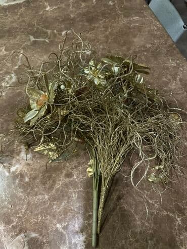 ad günü şamlari: Dekorativ gül dəstəsi, qızılı rəngli süni çiçəklərdən və qıvrım — 4