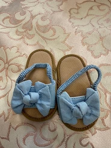 Uşaqlar üçün yüngül, açıq mavi rəngli səndəllər. Bu səndəllər rahatlıq