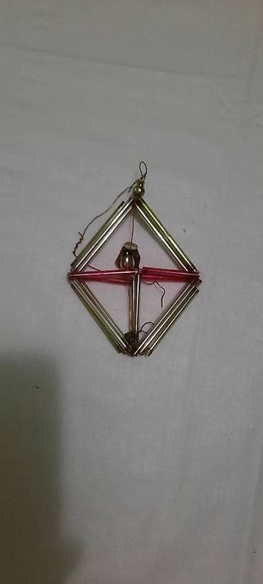 yeni il oyuncaqlari satisi: ГДР в коробке 100ман.снежинки стеклярус по 5 ман за одну.Верхушка — 6