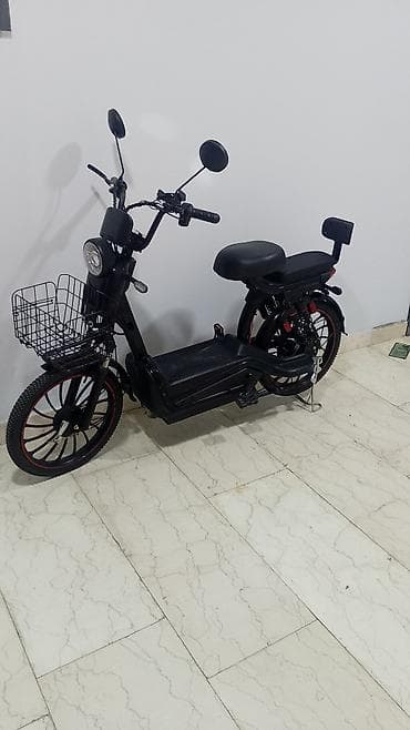 moto bot: Elektrikli moped/skuter satılır. Qara rəngli, kompakt və rahat — 1