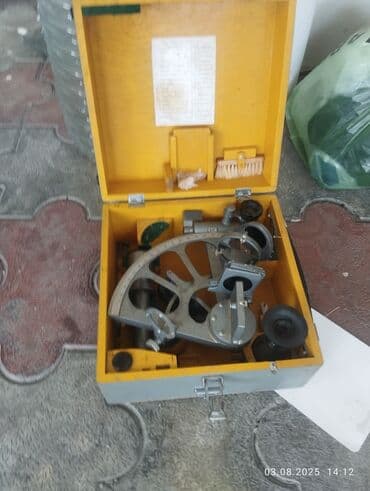 alətlər qutusu: Ölçmə və naviqasiya üçün istifadə olunan, metal və şüşə elementlərdən — 3