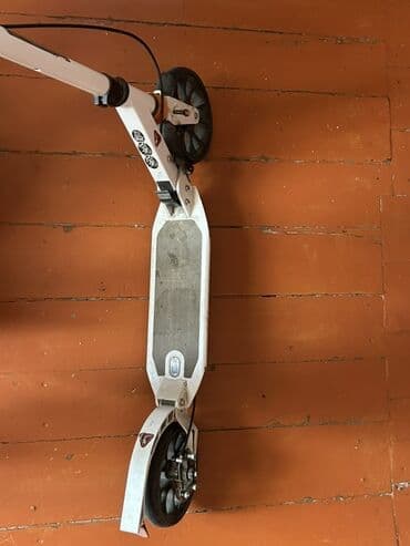 Маски, очки: Ağ rəngli, qara detalları olan skuter. Geniş təkərlərə və arxa təkər — 3