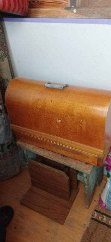 antik mebellər: Klassik mexaniki tikiş maşını – çuqun gövdəli, stolüstü model — 3