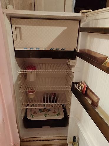 Soyuducu – tək kameralı, yuxarıda ayrıca dondurucu bölməsi ilə