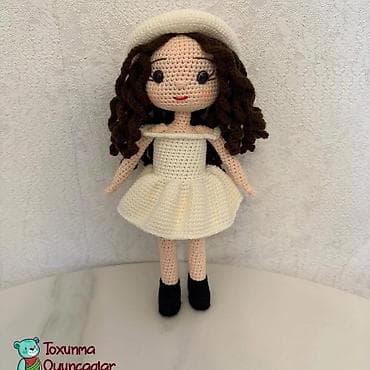 evden idare olunan is elanlari: Bu, ağ rəngli don və papaq geyinmiş, əl işi toxunma gəlinciyidir — 1