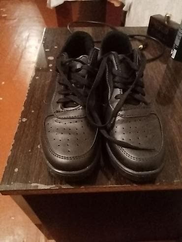 Qara rəngli uniseks idman ayaqqabısı - Klassik tam qara dizayn –