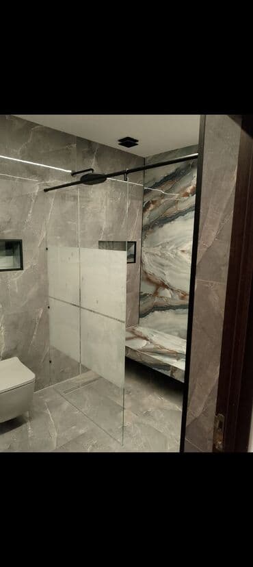 tuş kabin: Müasir dizaynlı, şüşə duş kabinəsi. Qara rəngli çərçivəsi və baş duşu — 2