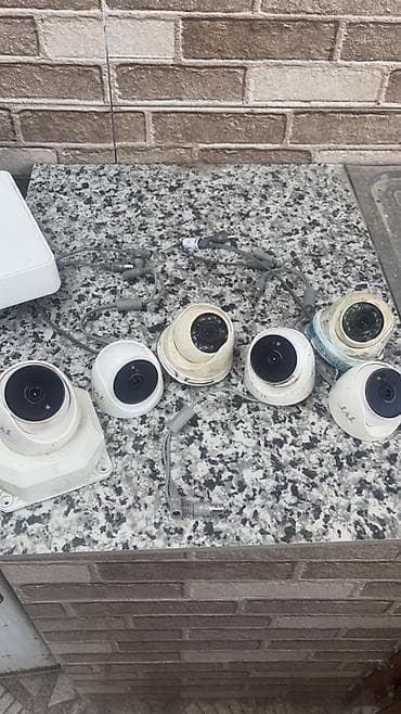 kamera monitörü: HP N246V modeli monitor və Hikvision brendinin nəzarət kamera sistemi — 3