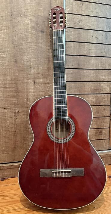 Klassik akustik gitara – 6 simli, nylon simlər üçün nəzərdə tutulmuş