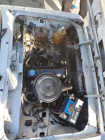 VAZ 2106, sedandır. Aşağıdakı xüsusiyyətlərlə: - Kuzov: ağ rəng