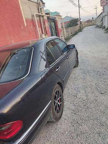 met: Mercedes-Benz E-Class (W210) sedan Mühərrik və ötürmə: - Benzin — 10