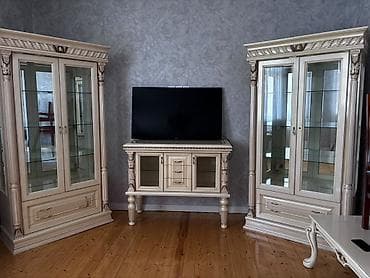 Klassik üslubda qonaq otağı dəsti Tərkib: - 2 ədəd vitrin şkafı