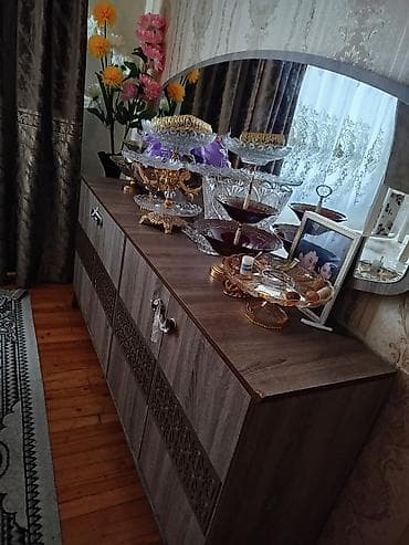 koridor şkafı: Təsvir: - Qonaq otağı üçün şkaf-konsol (bufet) və böyük yarımdairəvi — 1