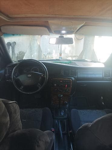 vaz 2106 abilsofka: Opel Vectra B sedan, tünd qırmızı rəng. - Kuzov: 4 qapılı sedan — 8