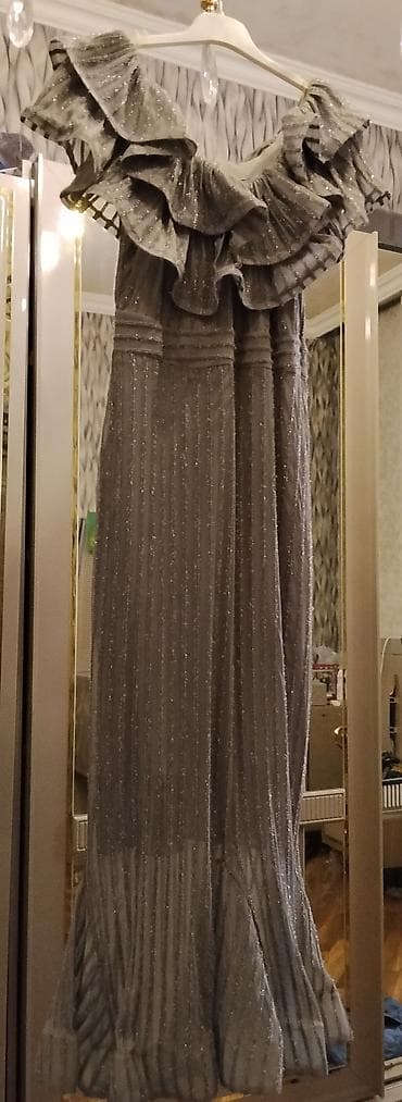 Gümüşü rəngli, parıltılı maxi ziyafət paltarı. - Off-shoulder kəsim