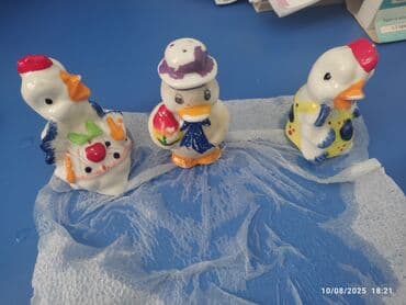 şir şəkli: Bu dəstdə dörd ədəd keramik ördək fiquru var. Onlardan üçü ayrı-ayrı — 2