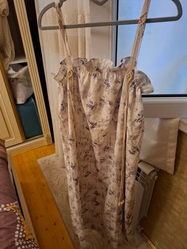 cicekli don: Ağ rəngdə, qara çiçək naxışlı, uzunqol qadın midi donu. Donun V — 17