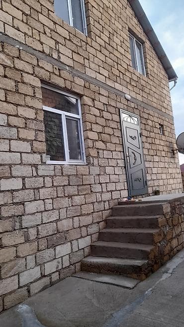 Satılır həyət evi. Qazı işığı suyu wifi hərşeyi var. 2mərtəbədi