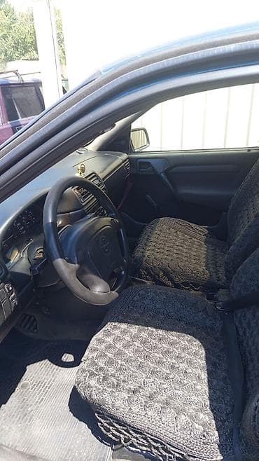 guzgu: Opel Vectra A sedan - Kuzov: 4 qapılı sedan, tünd yaşıl rəng - — 2