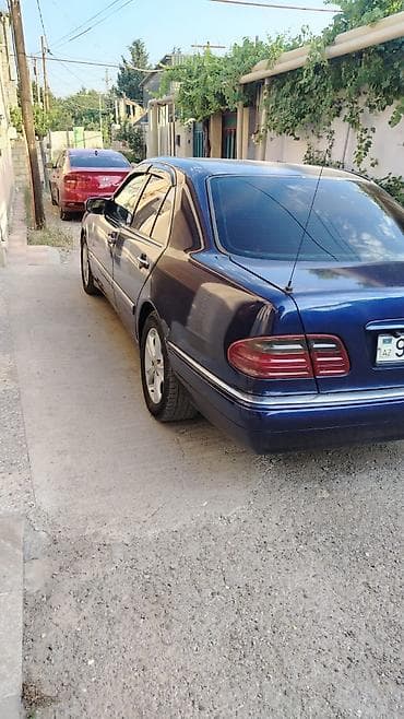 disk kalpaklar: Mercedes‑Benz E‑Class (W210), sedan, tünd göy rəng. Xüsusiyyətlər: - — 4